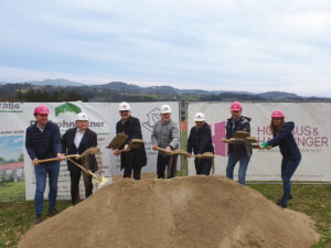 Spatenstich für die Wohnanlage Siedlung Bartholomä in St. Bartholomä, Vertreter heben den ersten Spaten Erde vor dem Baustellenschild