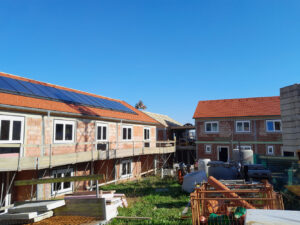 Rohbau der Wohnanlage Siedlung Bartholomä mit Solarpanelen am Dach, Bauphase zur Gleichenfeier im November 2024.