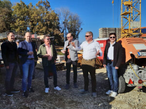 Gruppe der Bauleiter und Projektbeteiligten bei der Gleichenfeier auf der Baustelle der Siedlung Bartholomä, November 2024.
