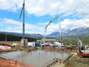 Erste Betonplatte am neuen Einfamilienhaus in Trofaiach – Baufortschritt April 2025