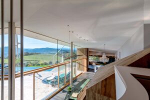 Wohnraum mit Glasfront und Ausblick