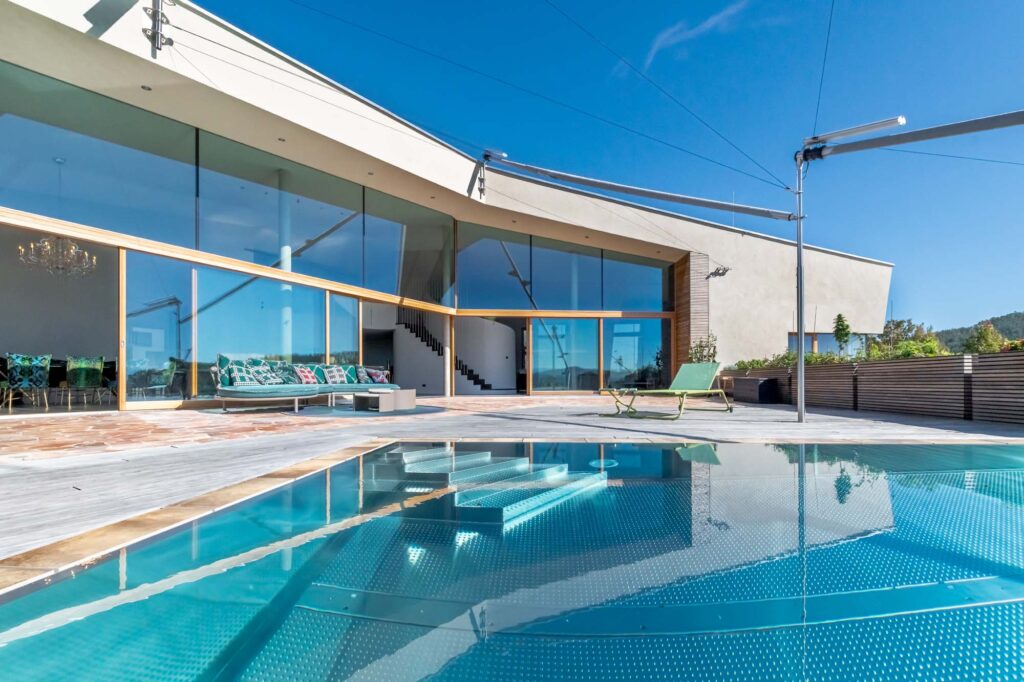 Die großzügige Terrasse mit Pool erweitert den Wohnraum nach draußen.