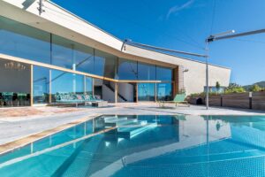 Terrasse mit Pool und großer Glasfassade