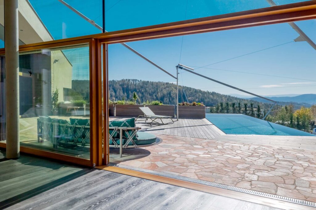 Der Infinity-Pool als Highlight mit Fernblick über die steirische Hügellandschaft.