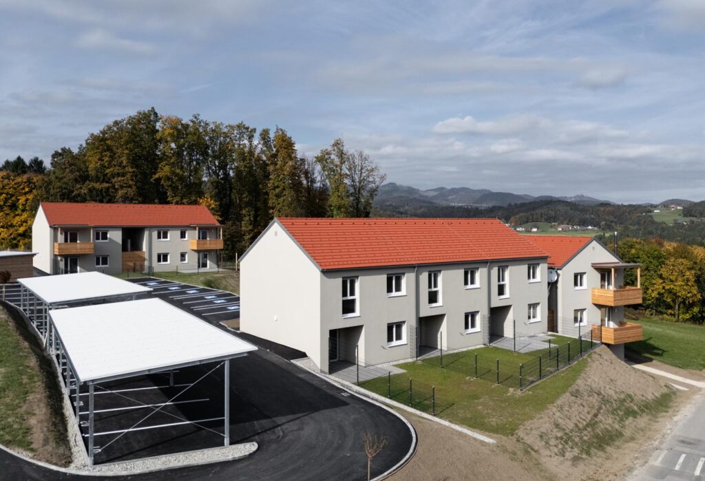 Neubauwohnungen mit roten Dächern und Carports in der Siedlung Bartholomä