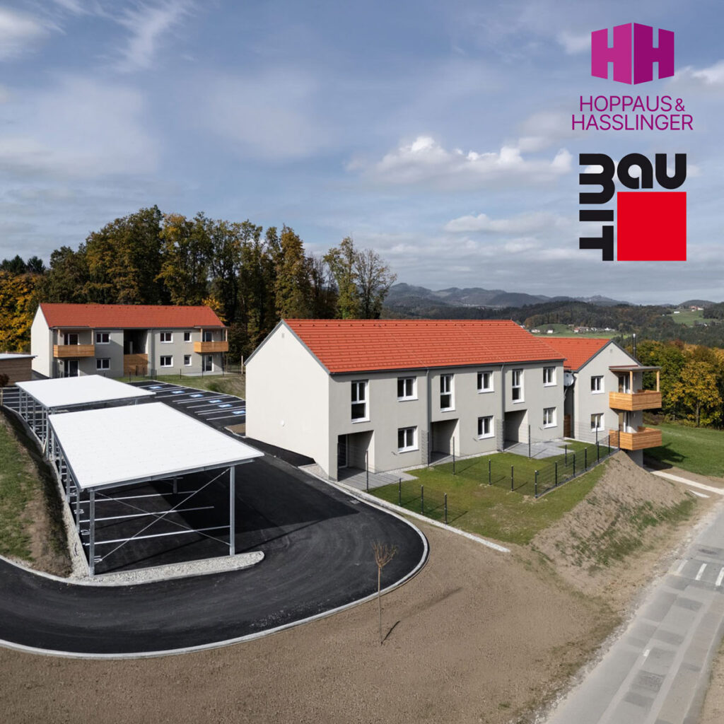 Gesamtansicht der Siedlung St. Bartholomä mit Reihenhäusern und Carports