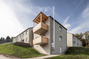 Moderne Balkone aus Holz an einem Neubau in der Siedlung Bartholomä