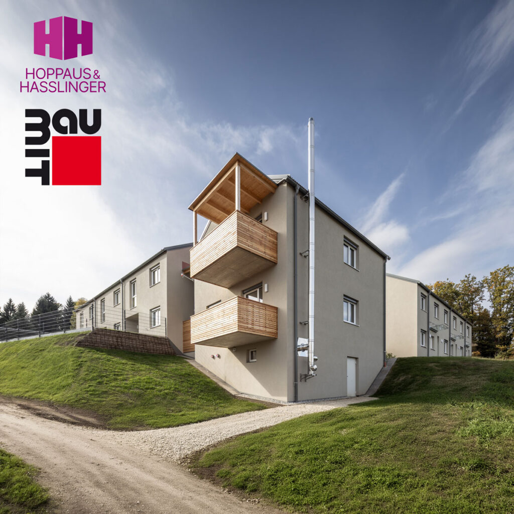 Wohnhaus der Siedlung St. Bartholomä mit Holz-Balkonen in Hanglage