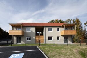 Vorderseite eines Mehrfamilienhauses mit barrierefreiem Zugang