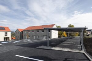 Überdachte Stellplätze und behindertengerechte Parkplätze der Siedlung Bartholomä