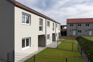 Eingangsbereich mit Treppe und weißem Türrahmen in einer Neubauwohnung
