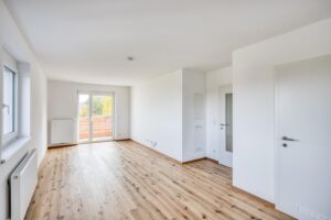 Helles Zimmer mit zwei Fenstern und Zugang zur Terrasse in der Siedlung Bartholomä