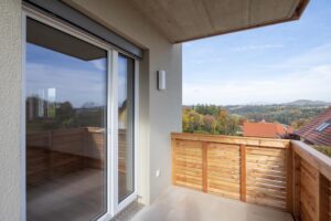 Überdachter Balkon mit Panoramablick in der Siedlung Bartholomä