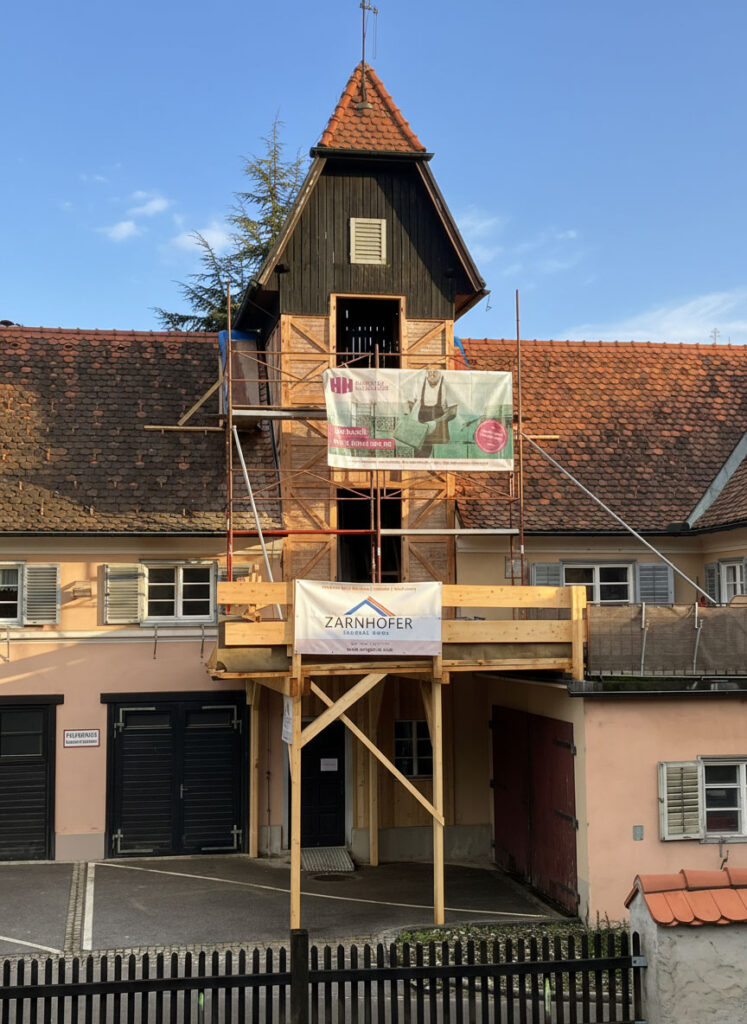 Schlauchturm Feuerwehrhaus Frohnleiten während der Sanierung mit Gerüst und Arbeitsbühne