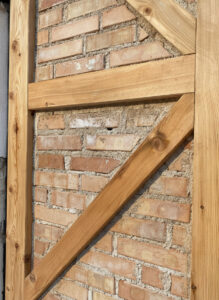 Detailaufnahme der Holzriegelkonstruktion mit Diagonalstrebe auf Ziegelmauerwerk am Schlauchturm Feuerwehrhaus Frohnleiten