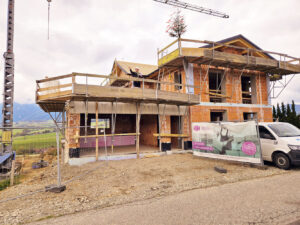 Gleichenfeier mit Gleichenbaum und Ausblick ins Grüne in Trofaiach