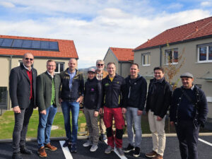 Projektteam und Bauleitung der Siedlung Bartholomä bei der abschließenden Übergabe, Oktober 2025.