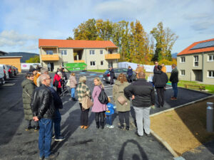 Besucher und neue Bewohner bei der Wohnungsübergabe in der Siedlung Bartholomä, Oktober 2025.