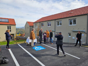Offizielle Übergabe der Mietwohnungen in der Siedlung Bartholomä mit Gästen und Projektbeteiligten, Oktober 2025.