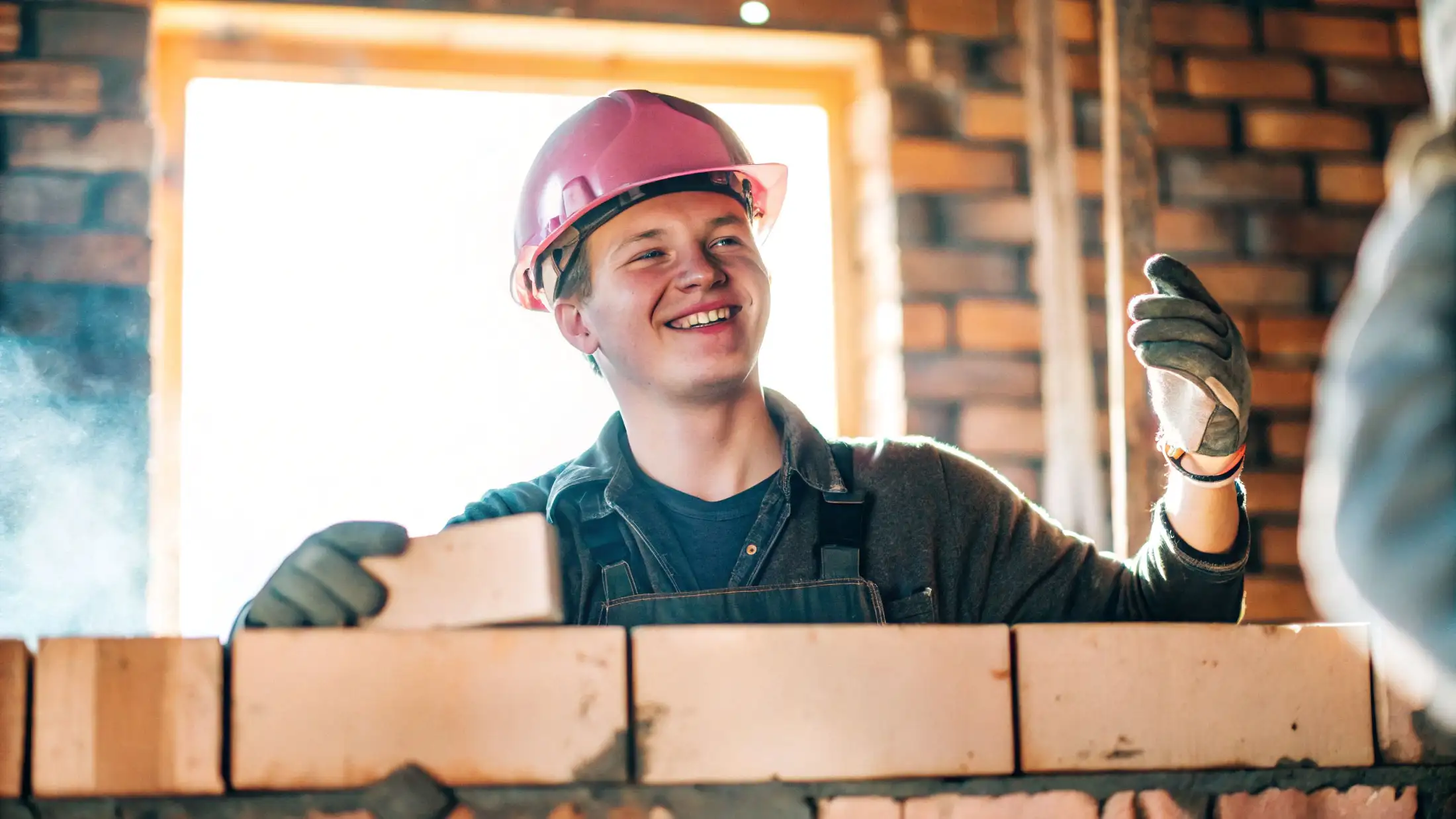 Maurer-Lehrling beim Mauern auf der Baustelle – Karriere als Maurer in der Steiermark