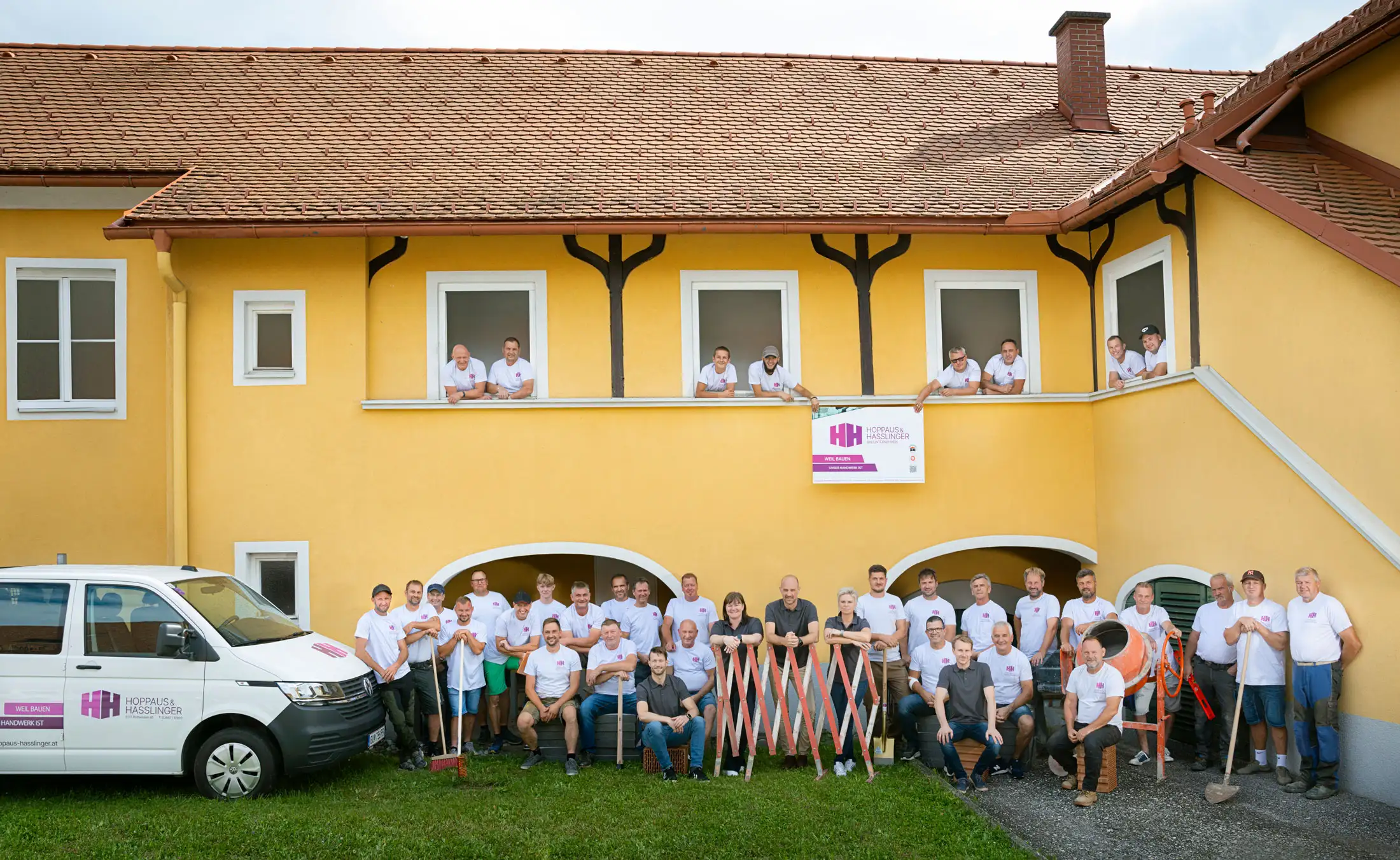 Teamfoto der Mitarbeiter von Hoppaus & Hasslinger vor dem Firmengebäude in der Steiermark