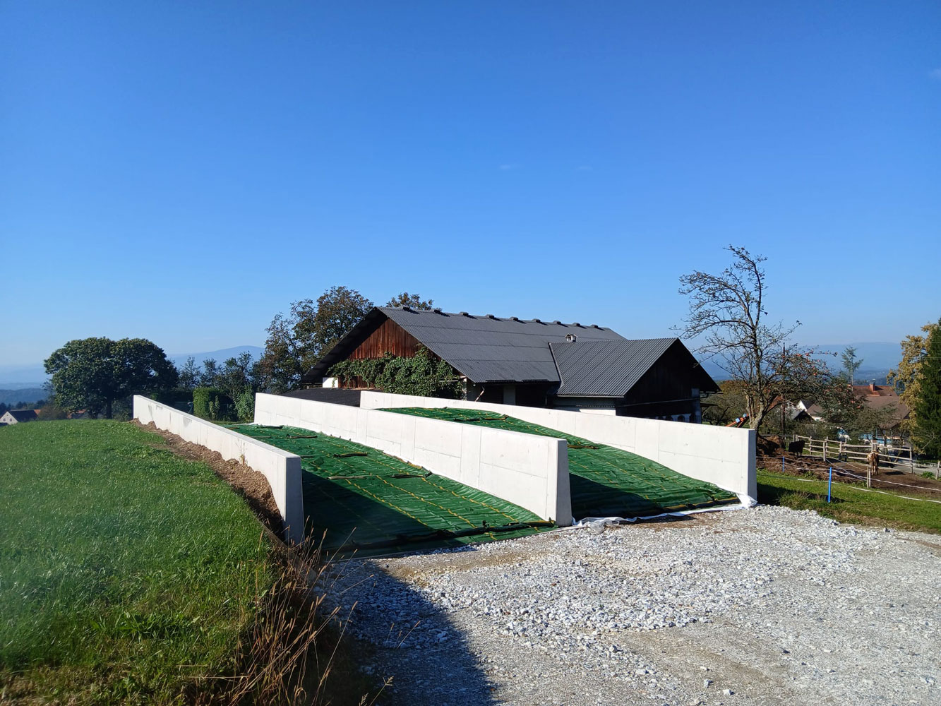 Präzise Bauausführung des Fahrsilos in Hanaweg