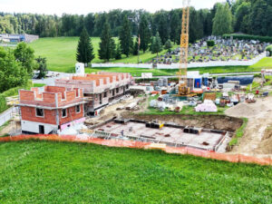 Geförderter Wohnbau in St. Bartholomä - Seitliche Drohnenaufnahme