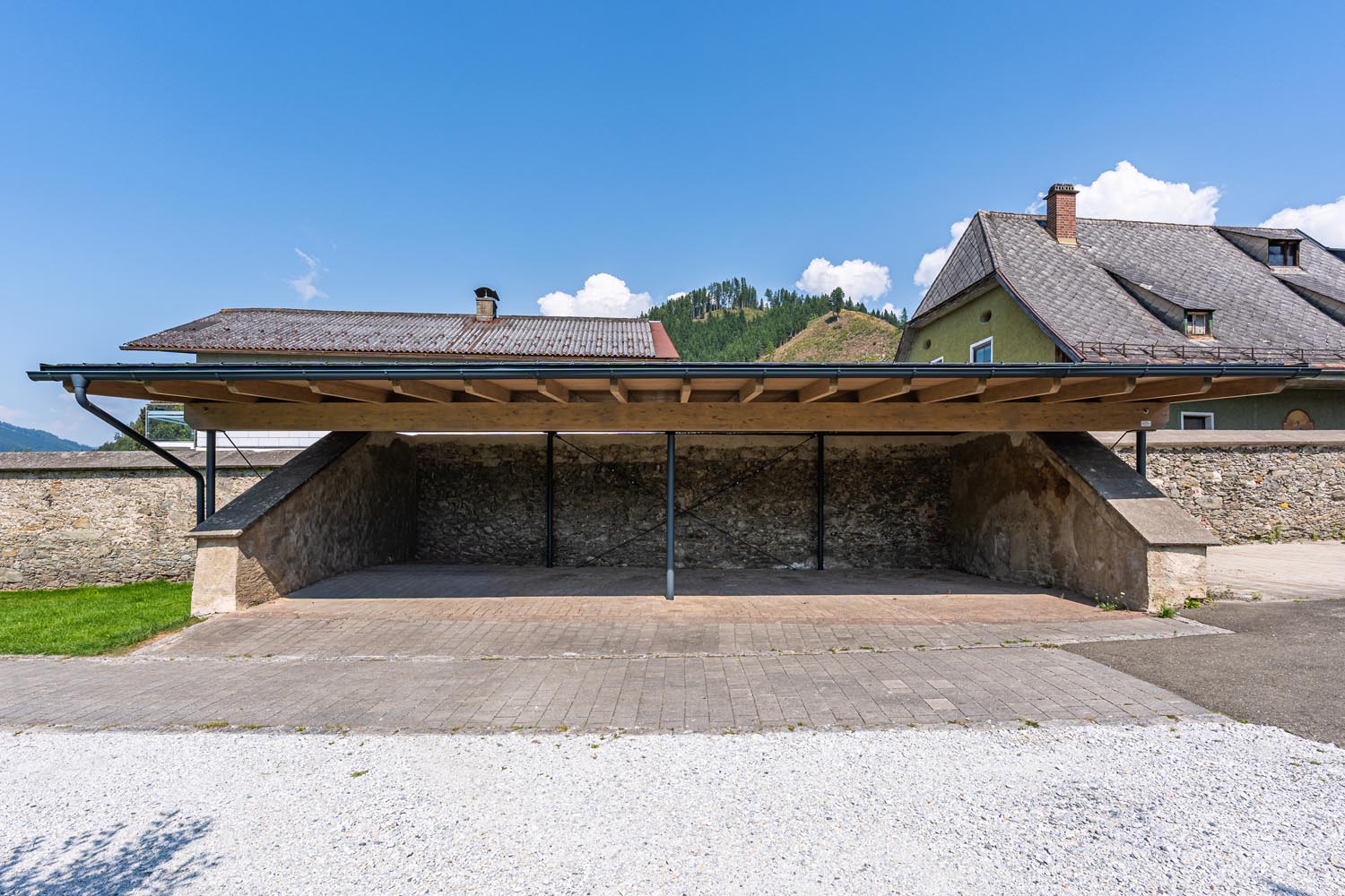 Freistehender Carport mit gemauerter Rückwand und Holzdach