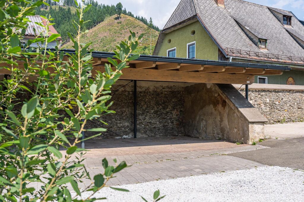 Modernes Bauwerk mit Rücksicht auf Bestand und Natur