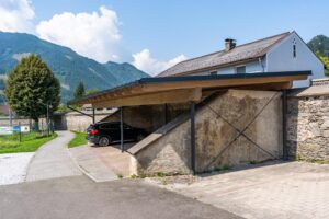 Carport mit zwei Stellplätzen vor Natursteinmauer in Mautern