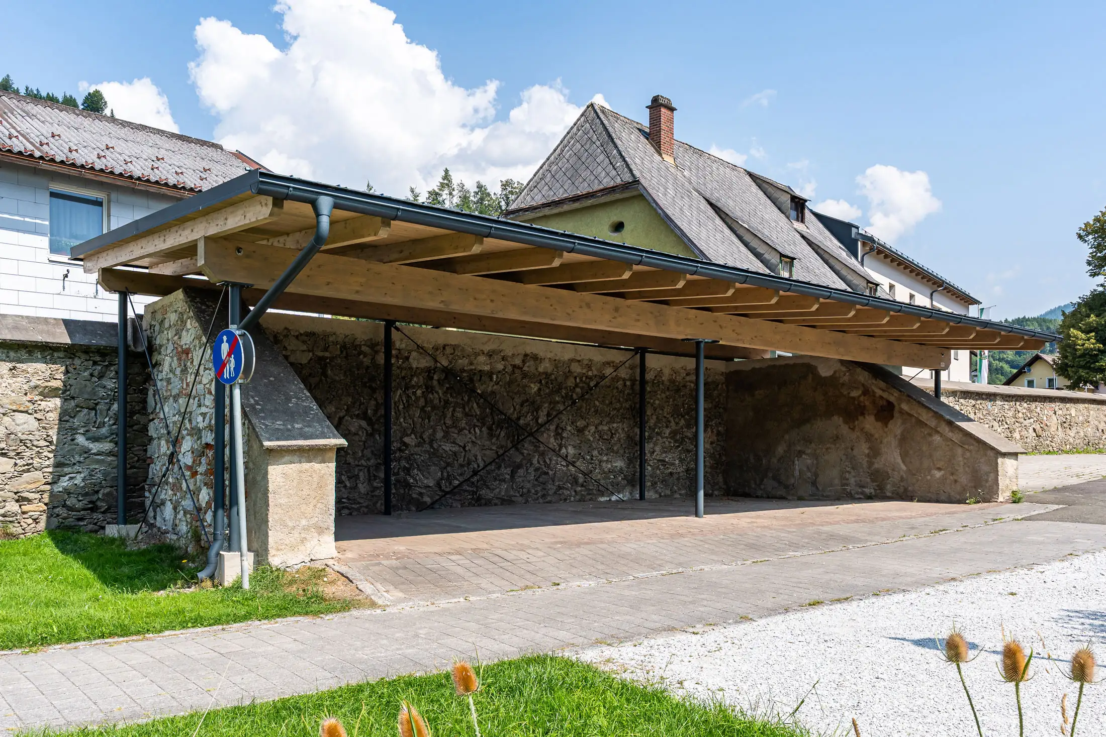 Moderner Carport als Anbau an Bestandsgebäude mit Steindwand in der Steiermark – Umbau- und Zubauprojekt von Hoppaus & Hasslinger