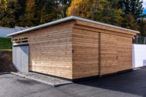 Modernes Holzgebäude für Müll- und Fahrradabstellplätze in der Siedlung Bartholomä, fertiggestellt nach der Übergabe.