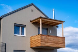 Moderner Balkon aus Holz an einer abgeschlossenen Wohnung der Siedlung Bartholomä nach Übergabe.