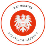 Rundes Siegel mit dem Text „Baumeister Staatlich Geprüft“.