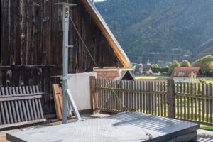 Detailansicht Bunkerdeckel und Kamin – Technikbunker Röthelstein