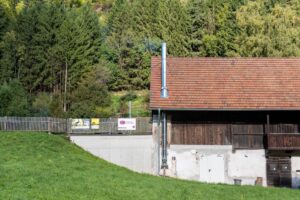 Außenfassade des Heizbunkers in Röthelstein mit Kamin