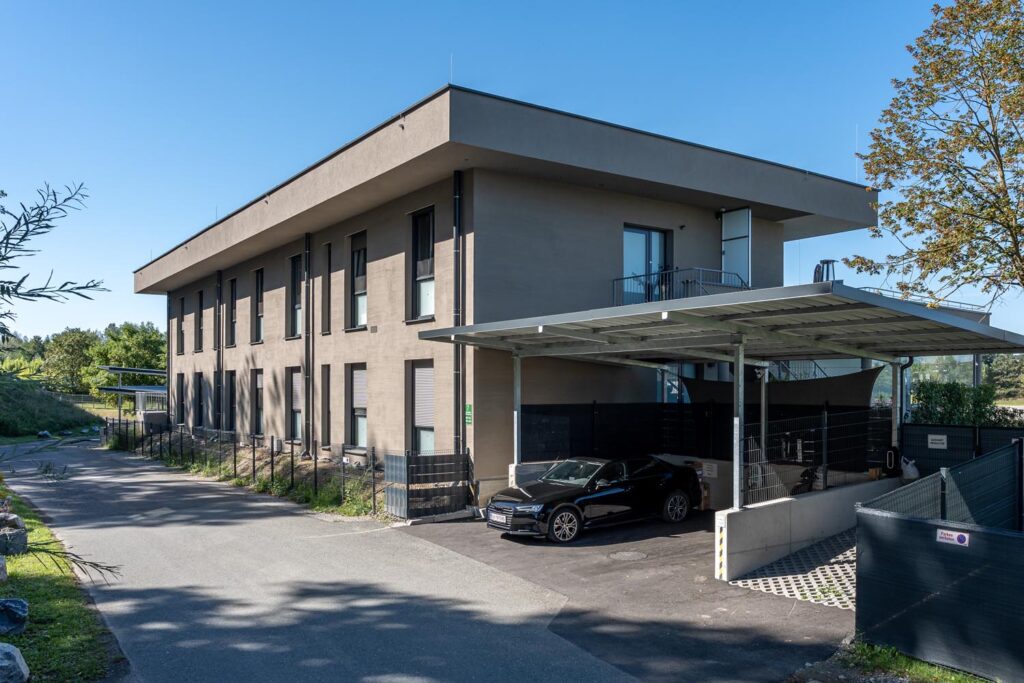 Die elegante Copacabana-Anlage in moderner Architektur mit Überdachung und barrierefreiem Zugang.