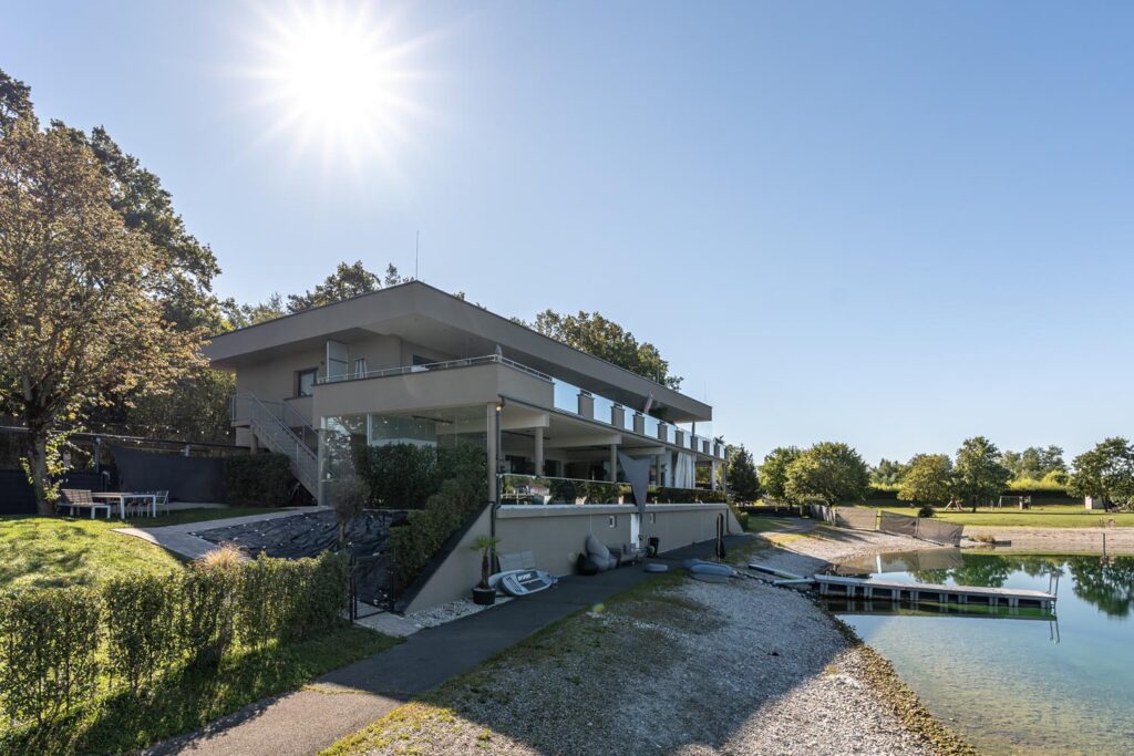 Perfekter Platz zum Entspannen – großzügige Copacabana-Terrasse mit direktem Gartenanschluss und sonniger Ausrichtung.