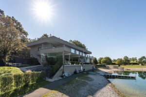 Moderne Copacabana-Terrasse mit Sonnenschein und Gartenbereich