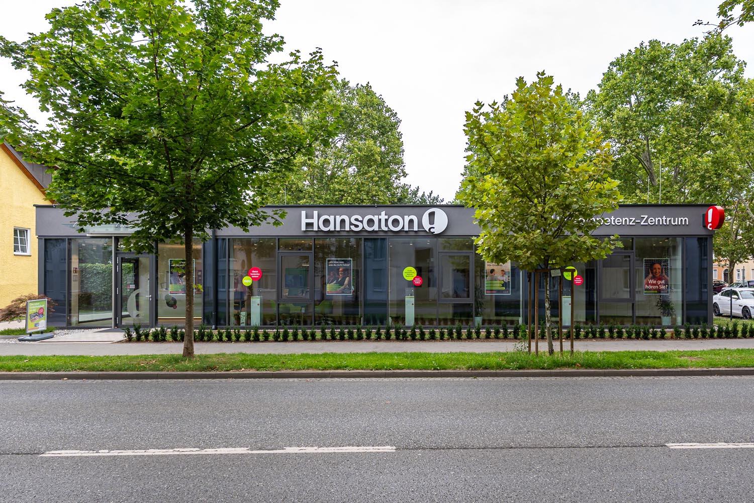 Moderner Besprechungsraum im Hansaton Bürogebäude mit transparenten Glaswänden
