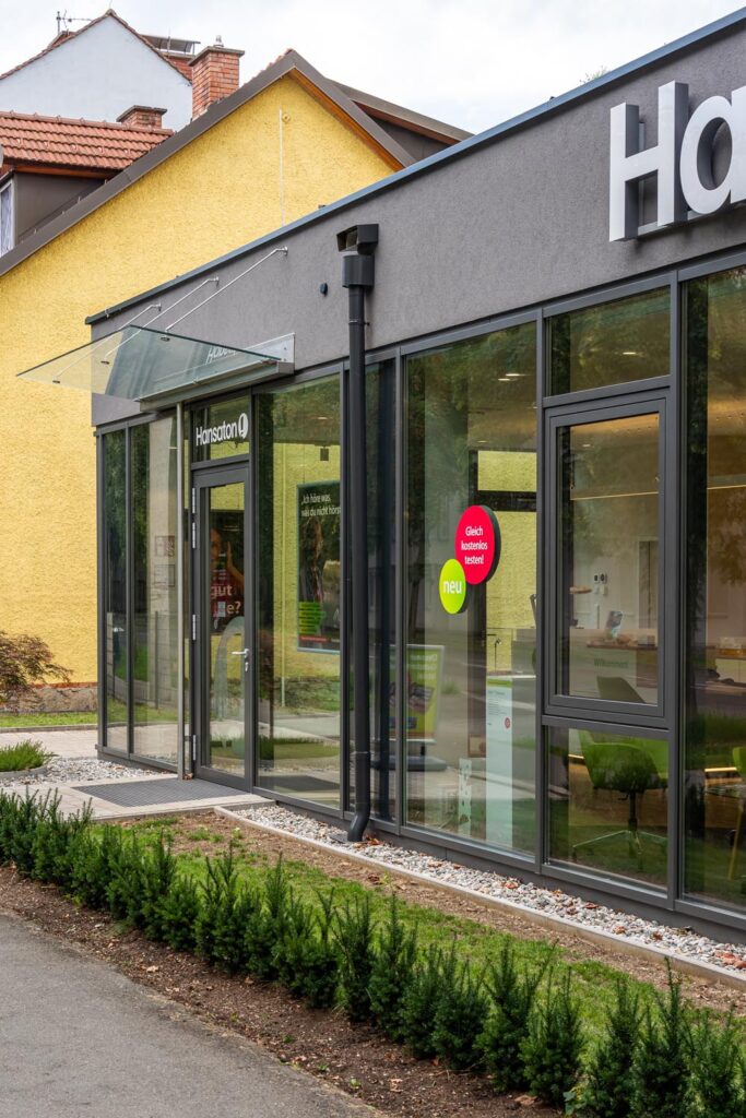 Hansaton Bürogebäude - Seitlicher Blick auf die zeitgemäße Fassadengestaltung. Foto: Tschabuschnig Photography