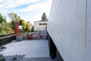 Auffahrt und Garage mit modernen Linien