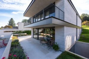 Seitenansicht des Hauses mit Gartenanlage