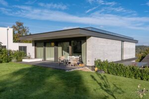 Eckperspektive eines zweigeschossigen Hauses mit Terrasse