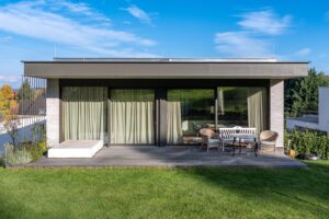 Frontansicht auf die Terrasse mit Glasfassade