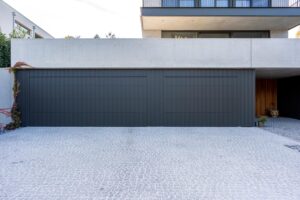 Blick auf die Rückseite eines modernen Einfamilienhauses in Graz