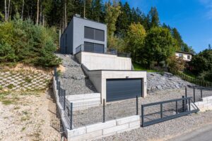 Einladender Hauseingang eines Einfamilienhauses mit Vorplatz in Frohnleiten