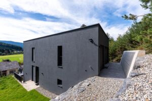 Einfamilienhaus – Hauptfassade in Frohnleiten Moderne Hauptfassade eines Einfamilienhauses in Frohnleiten, Steiermark