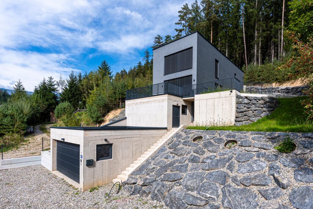 Moderne Architektur und gepflegter Außenbereich eines Einfamilienhauses