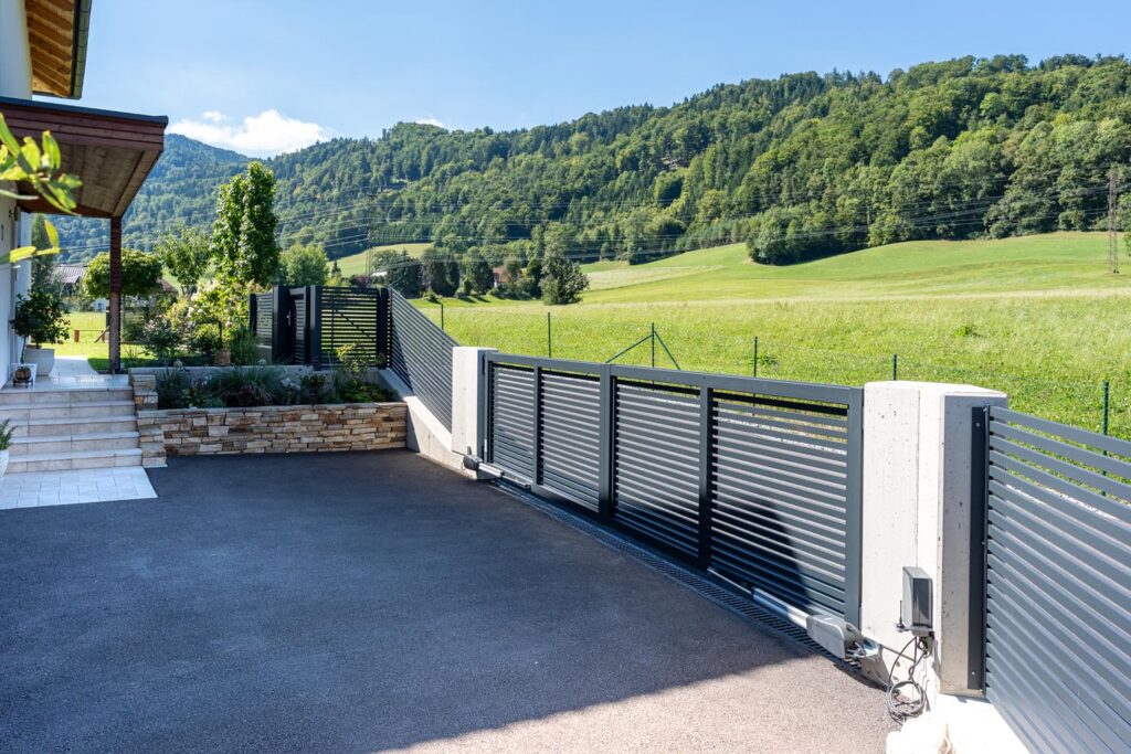 Einfahrtstor mit stabilen Betonpfeilern am Vorplatz in Frohnleiten